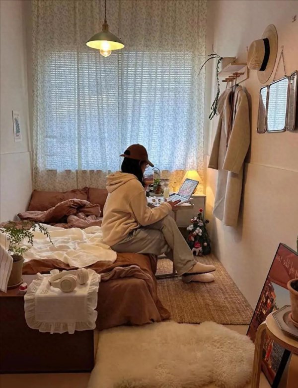 香港一女姑娘火了，不买包不逛街，攒下9㎡小屋，真了不起，晒晒